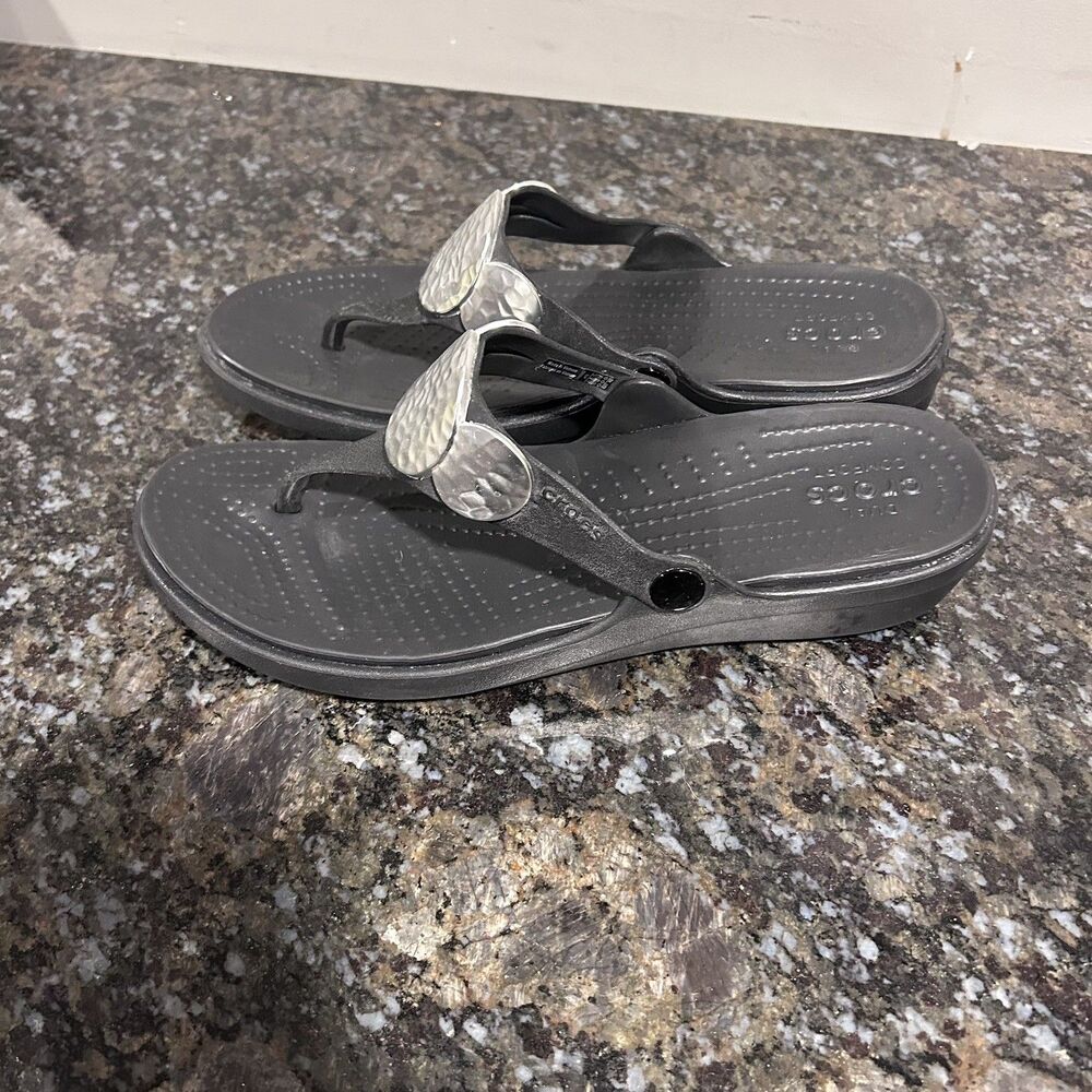 Crocs Sanrah Flip Flops Womens Sz 10 Hammered Circle Wedge Black Silver Sandals - Picture 4 of 8